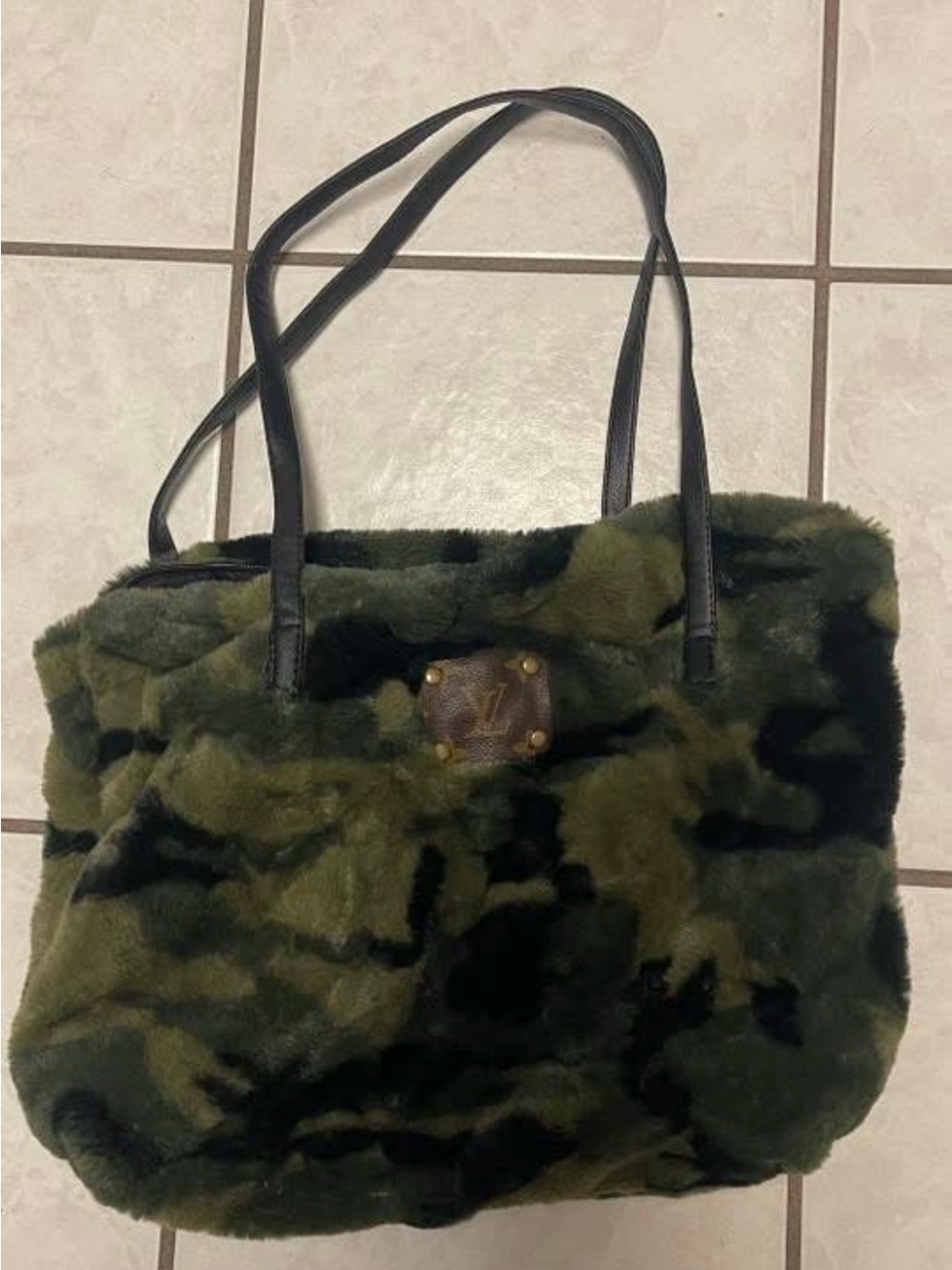 Faux-Fur Camouflage Tote Bag in Olive Green